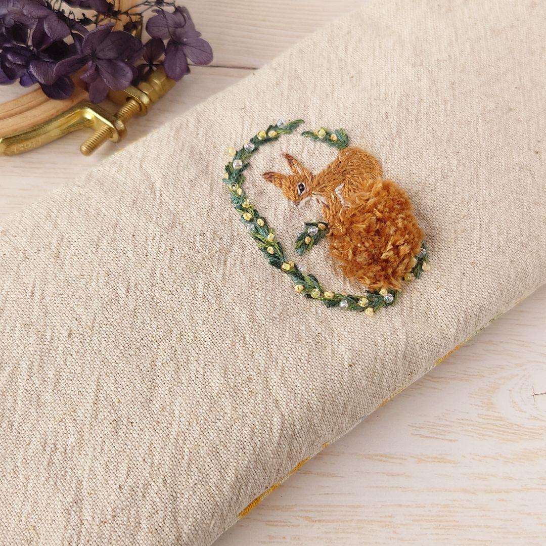 手刺繍入あずき/小豆のアイピロー【りすとフラワーアーチ】