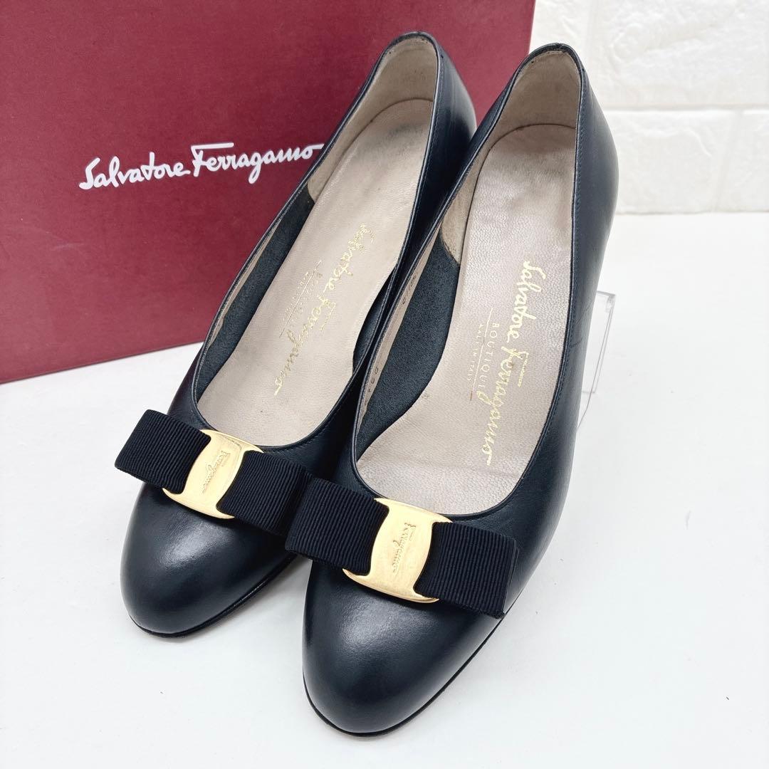 フェラガモ ゴールド金具 ヴァラ リボン パンプス ネイビー 6.5B レザー