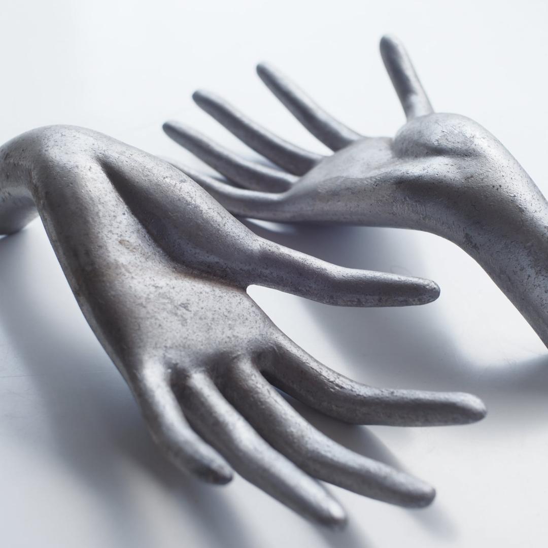 delicate hands / 手のオブジェ