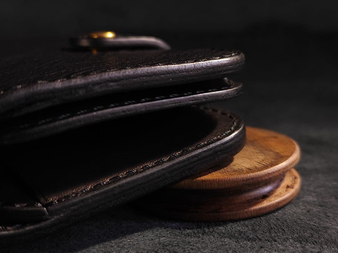 ミント　牛革ショートウォレット　ブラック×ゴールド