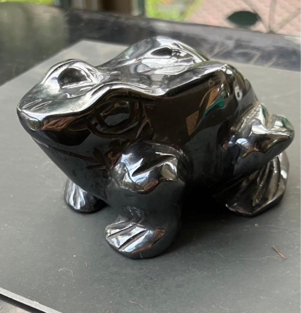 ヘマタイト　カエルの置物