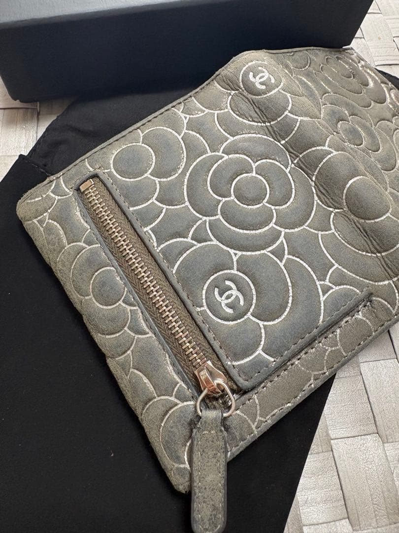CHANEL グレー 二つ折り財布 フラワーパターン
