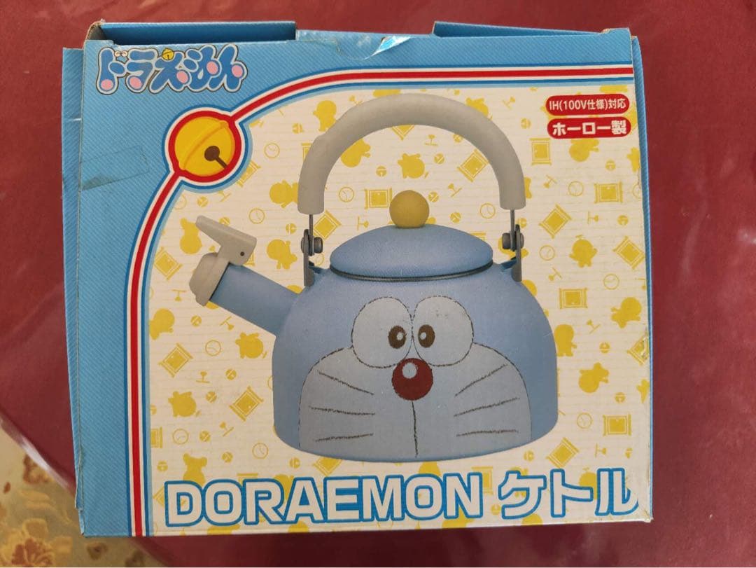 哆啦 a 梦茶壶。 ドラえもんのティーポットです。