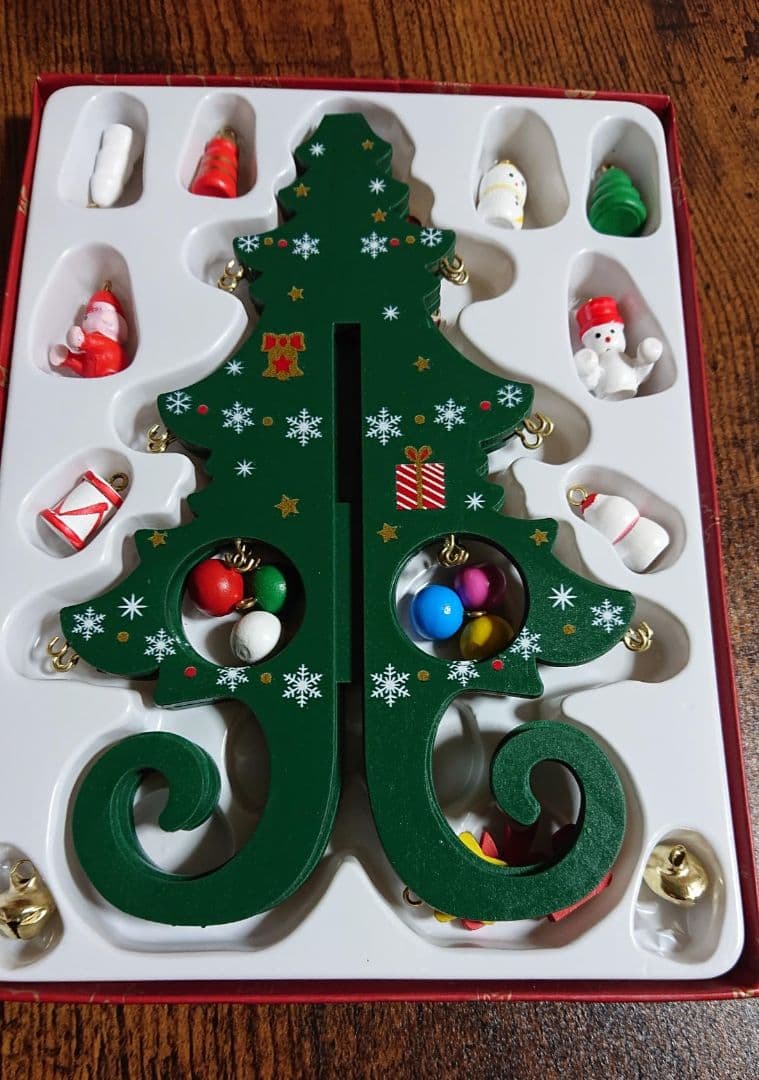 クリスマスツリー型置物 ミニチュア飾り付き