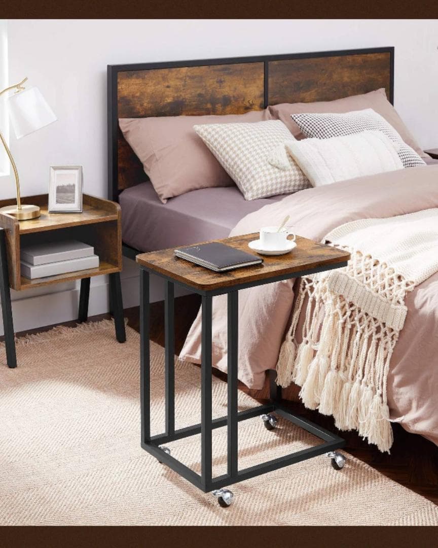 レトロな雰囲気のサイドテーブル、キャスター付き