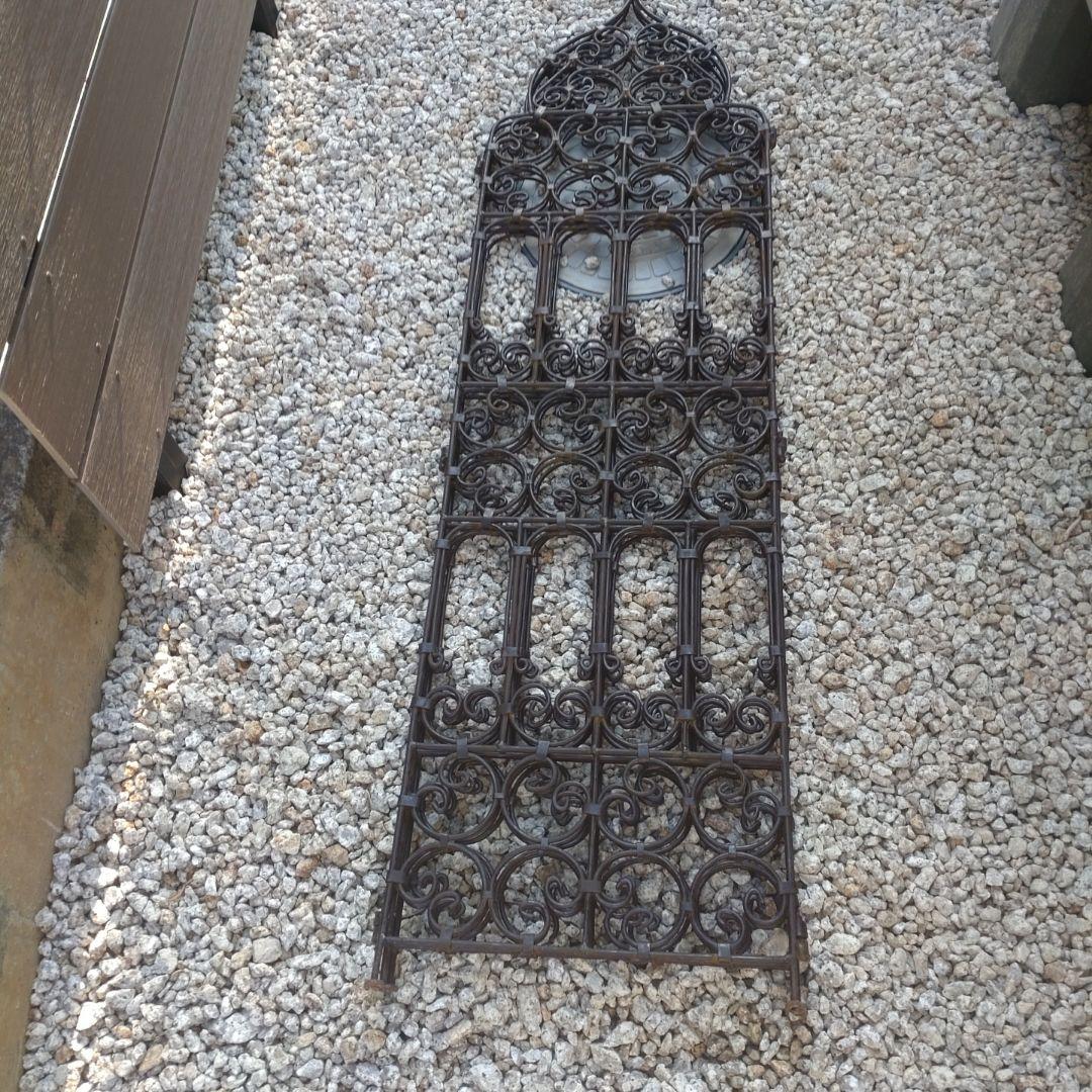 モロッテリアを代表する定番アイテム、アイアン製のパーティションです。1番目