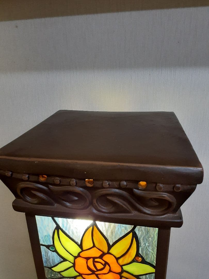 大輪のバラ咲くステンドグラスのアンティークな光柱　ポーチや通路に置くのに最適