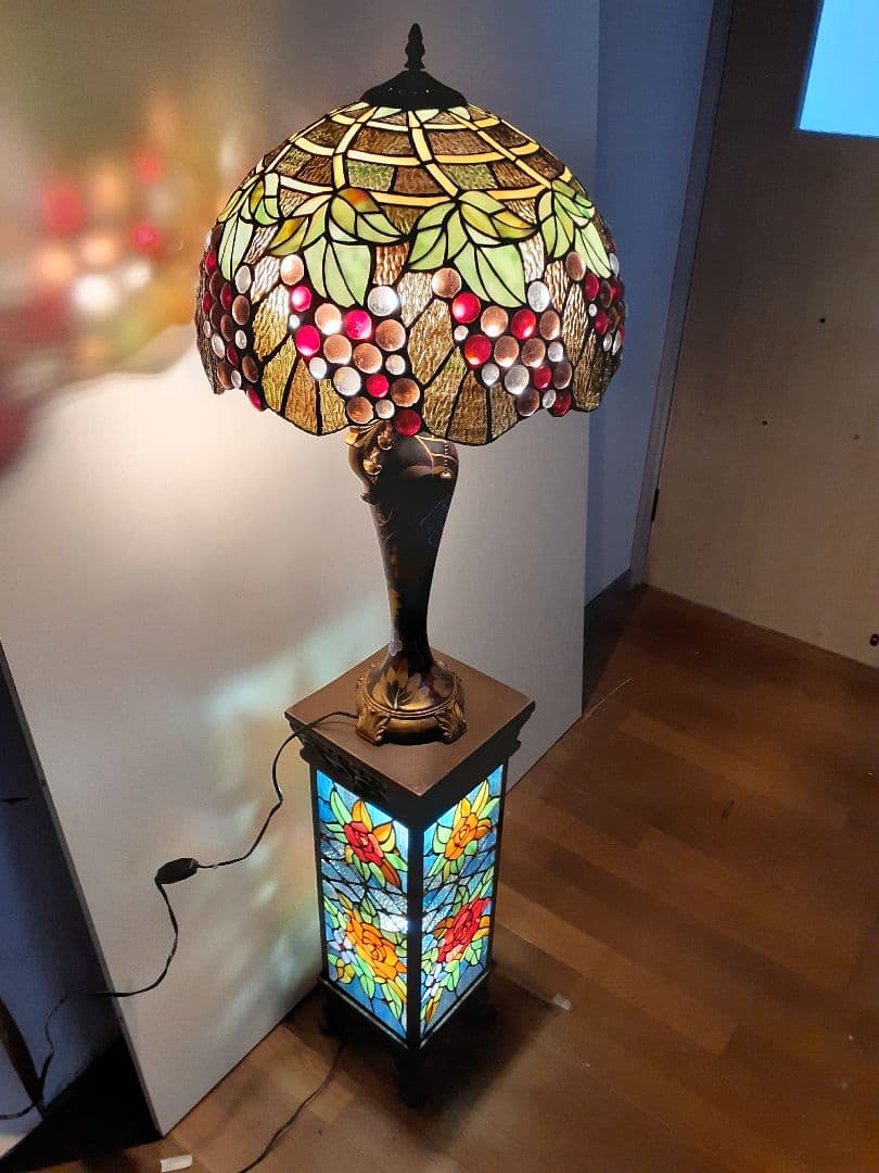 大輪のバラ咲くステンドグラスのアンティークな光柱　ポーチや通路に置くのに最適