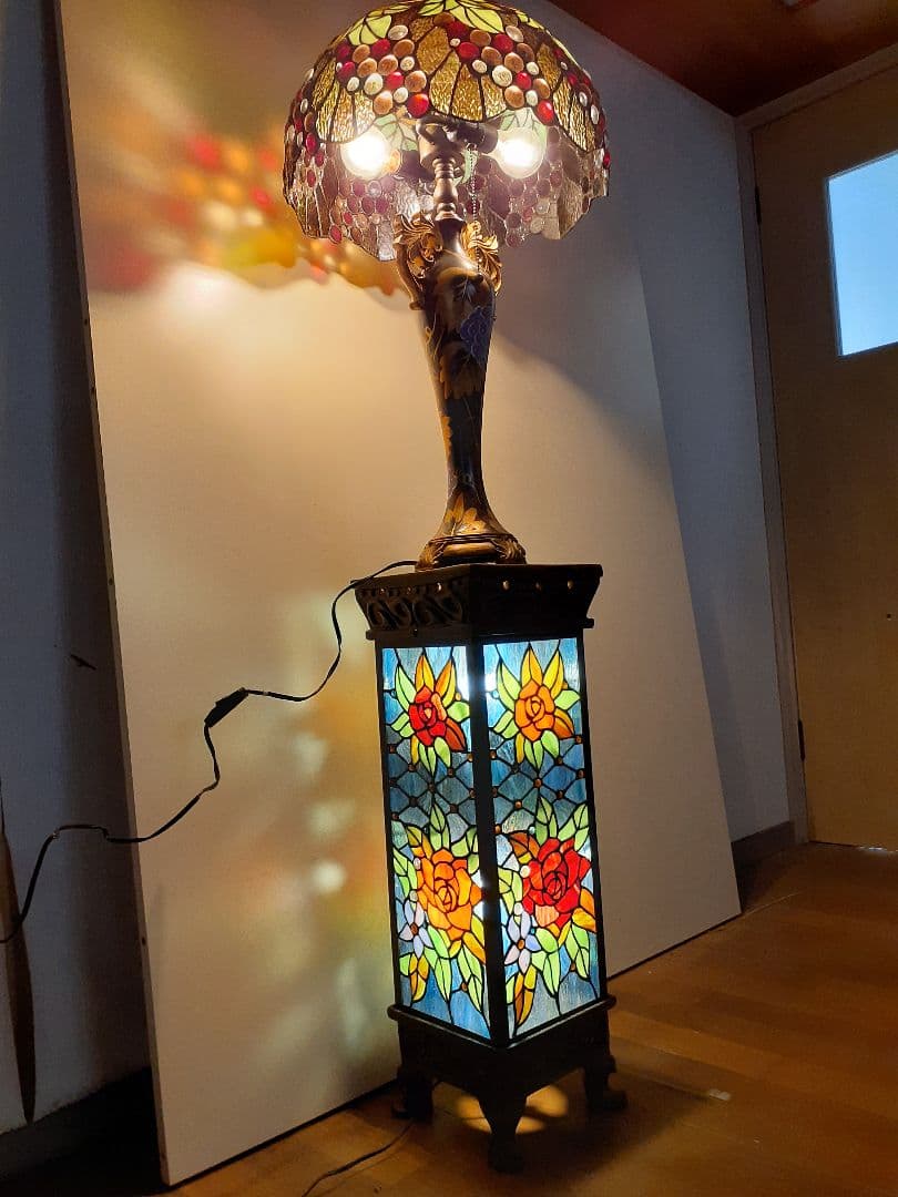 大輪のバラ咲くステンドグラスのアンティークな光柱　ポーチや通路に置くのに最適