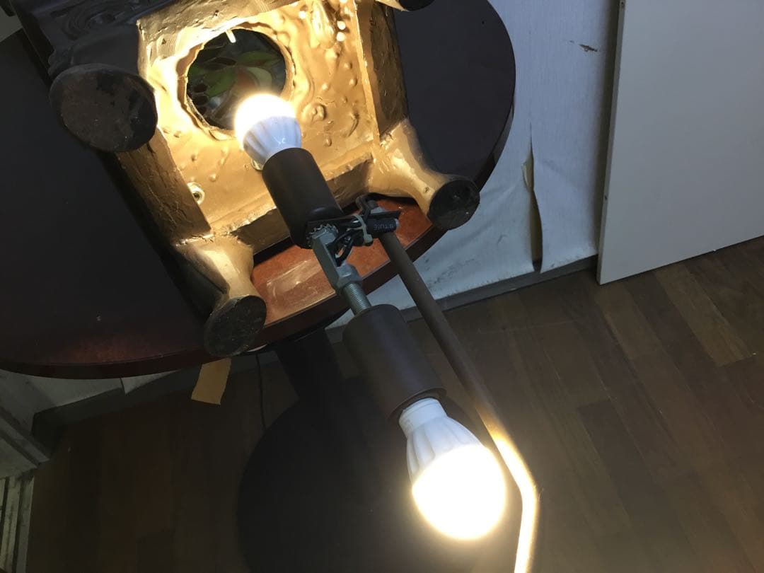 大輪のバラ咲くステンドグラスのアンティークな光柱　ポーチや通路に置くのに最適