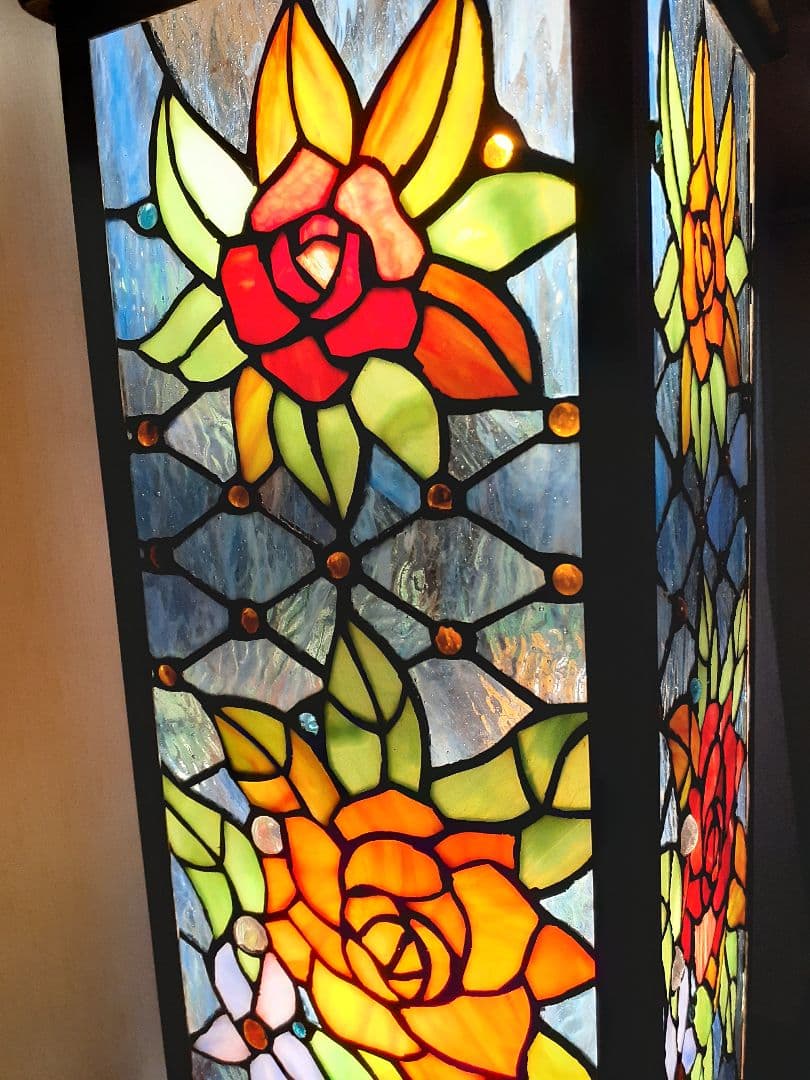 大輪のバラ咲くステンドグラスのアンティークな光柱　ポーチや通路に置くのに最適