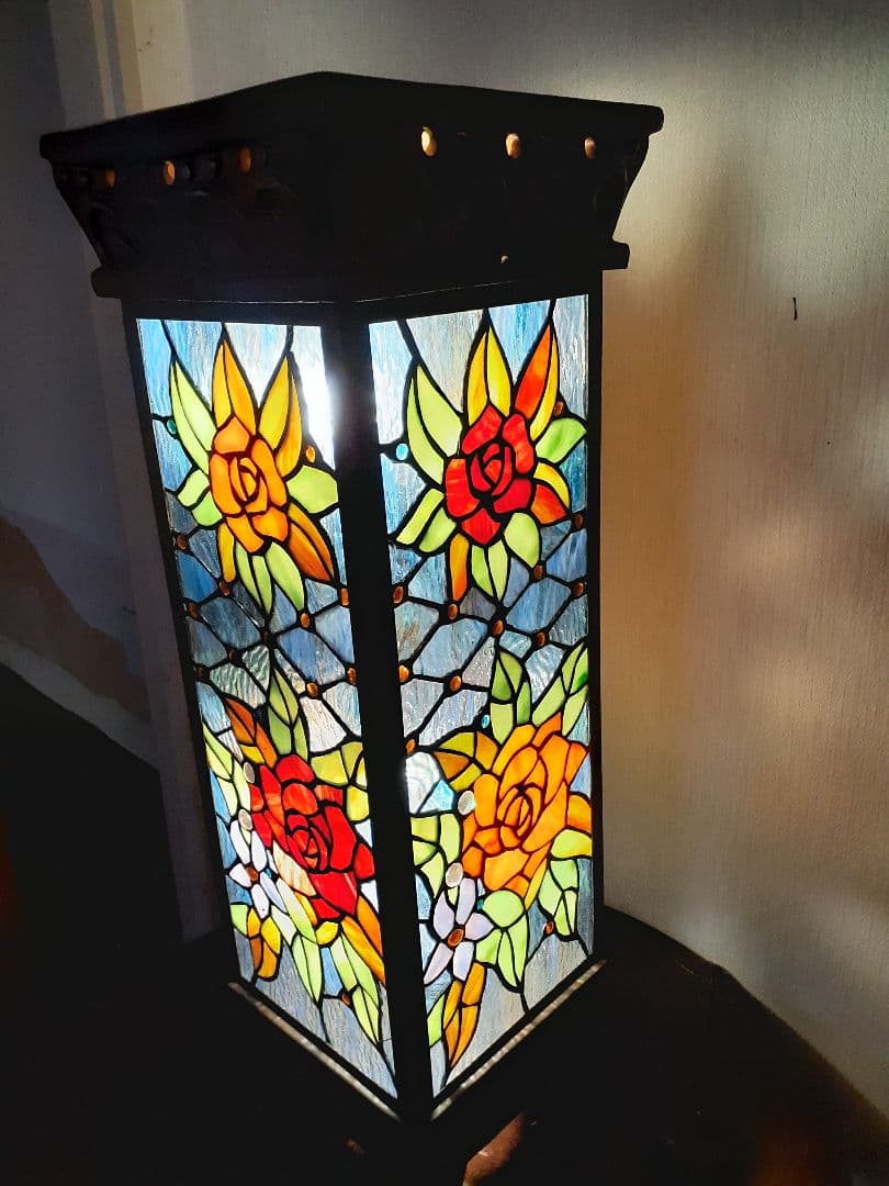 大輪のバラ咲くステンドグラスのアンティークな光柱　ポーチや通路に置くのに最適