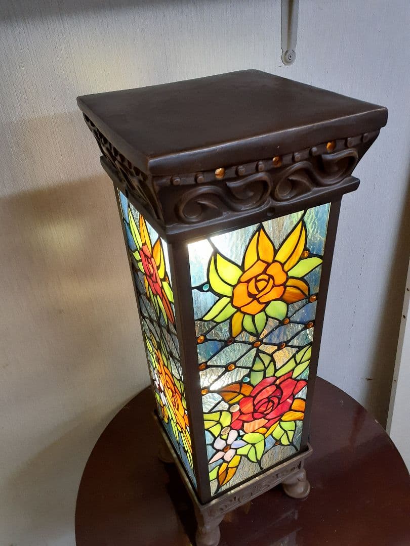 大輪のバラ咲くステンドグラスのアンティークな光柱　ポーチや通路に置くのに最適