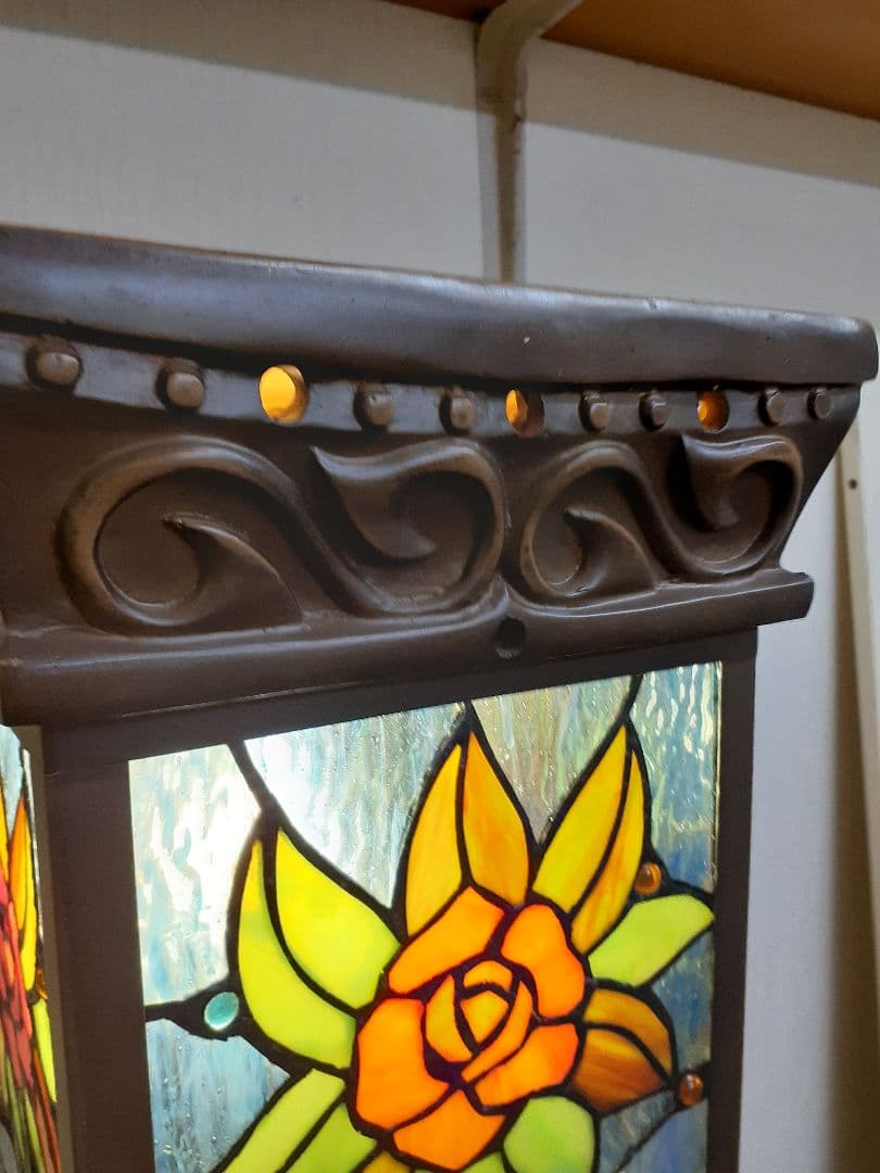 大輪のバラ咲くステンドグラスのアンティークな光柱　ポーチや通路に置くのに最適