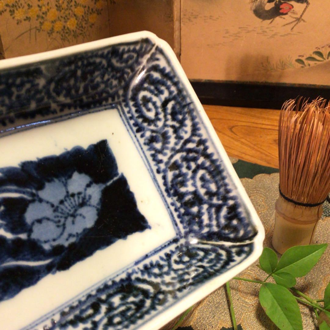 A582 古伊万里　　染付　　見込牡丹　タコ唐草紋様　　隅入長皿　2枚