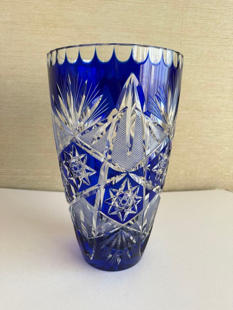 色被せ切子の大型花器（フラワーベース）