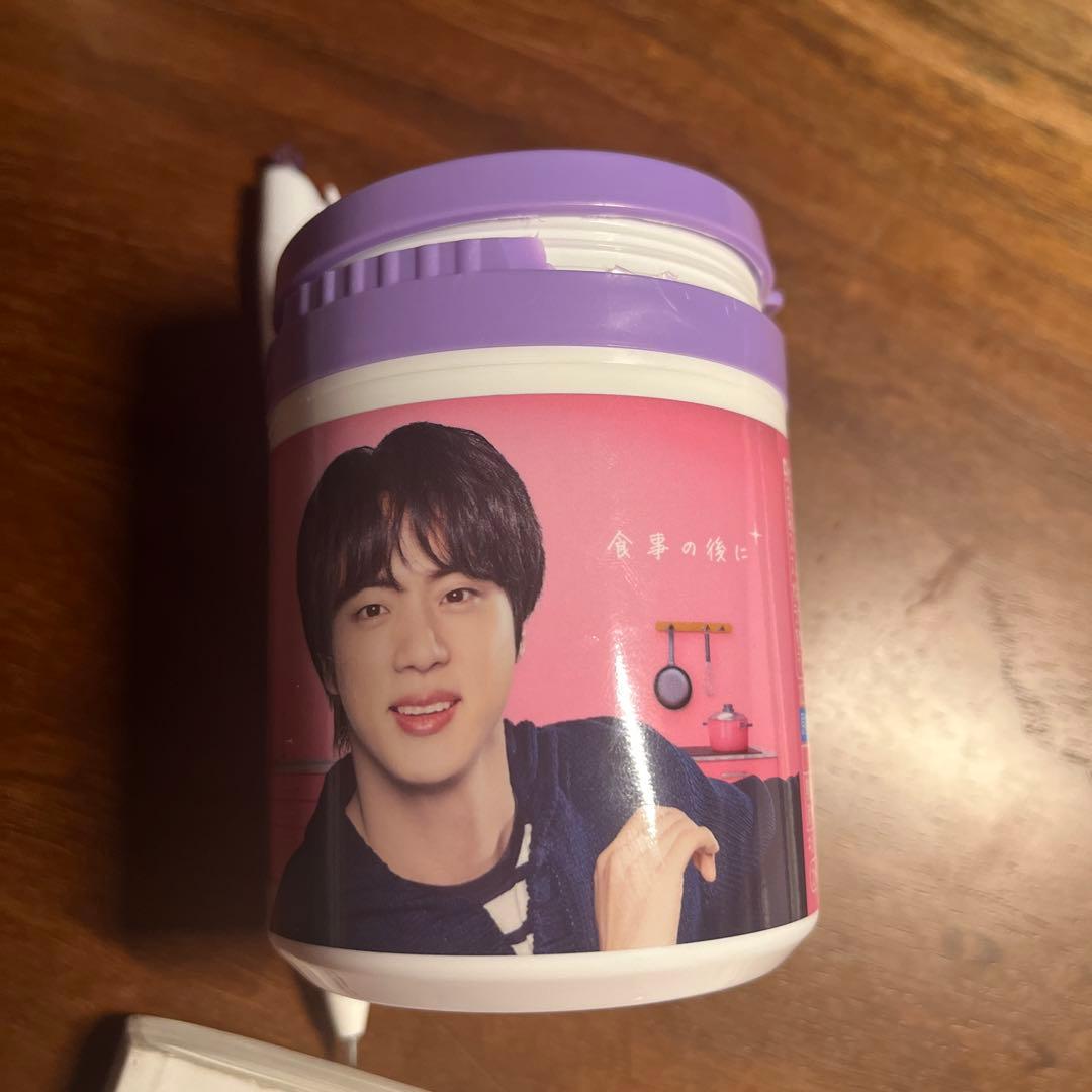 食べ終わった後のキシリトールのBTSのジンの容器です。