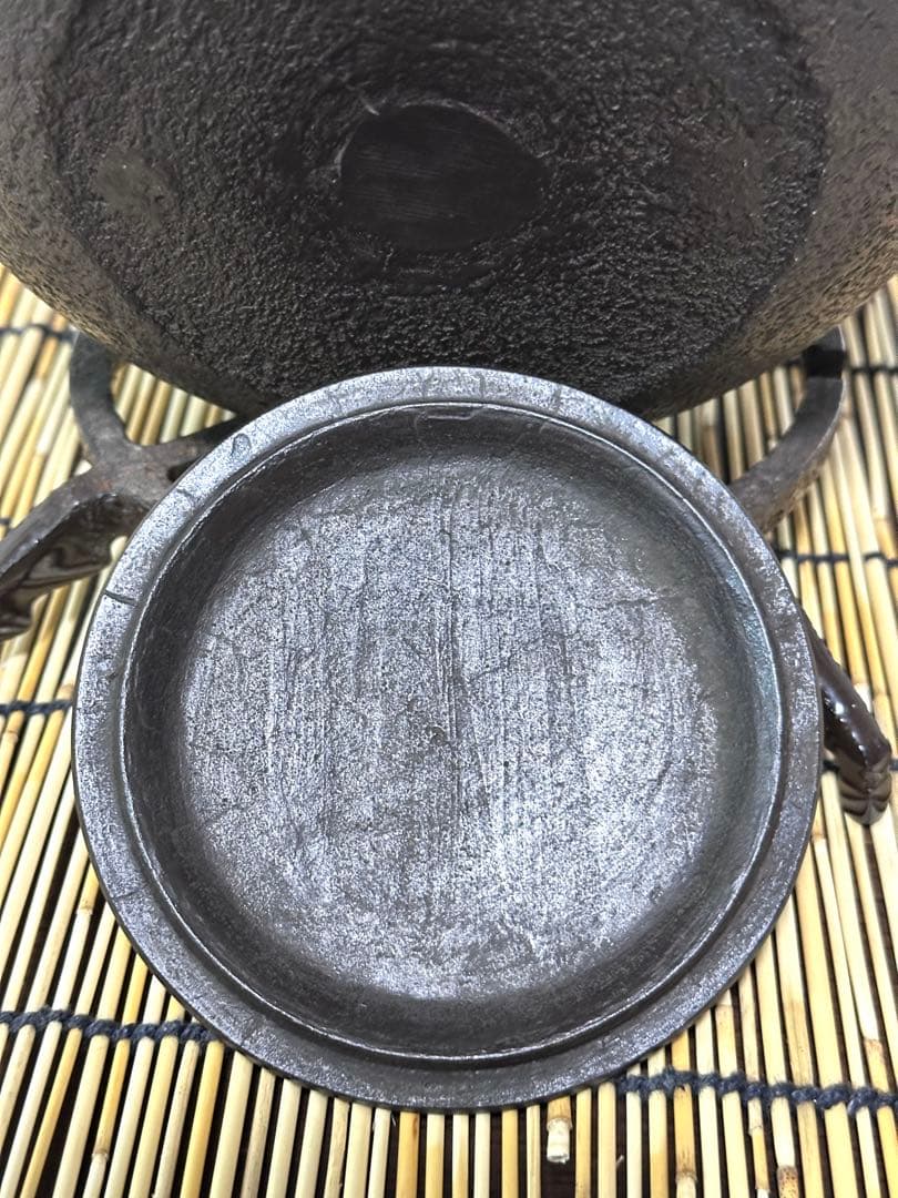 新品、供箱等付属品付　南部藤枝工房藤枝 昌行作　１５型アラレ　南部鉄瓶　南部鉄器