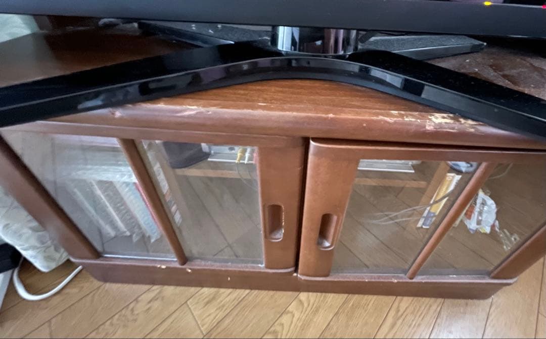 コーナー木製テレビ台、上下にガラス扉付き