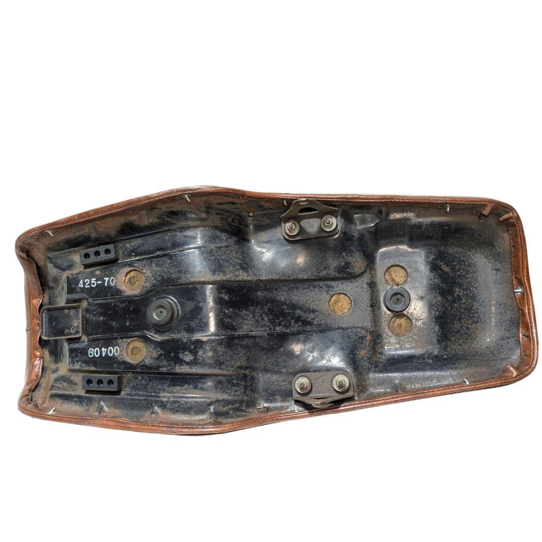 レストアに最適！足つき良好な段付デザイン。RC04純正アメリカンシート