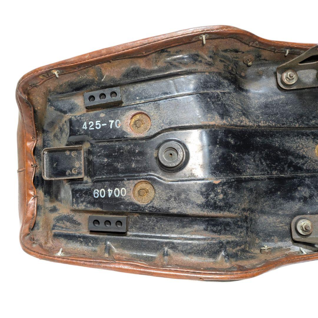 レストアに最適！足つき良好な段付デザイン。RC04純正アメリカンシート