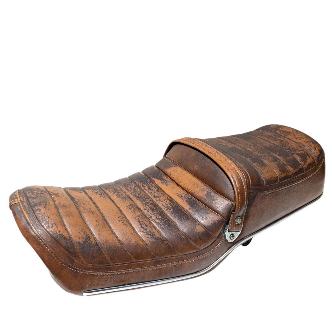 レストアに最適！足つき良好な段付デザイン。RC04純正アメリカンシート