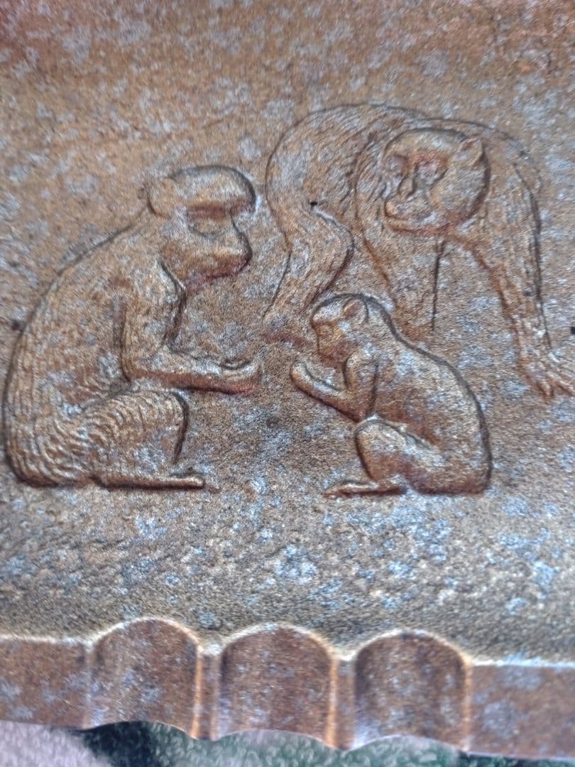 お猿さんの絵が描かれている灰皿です。