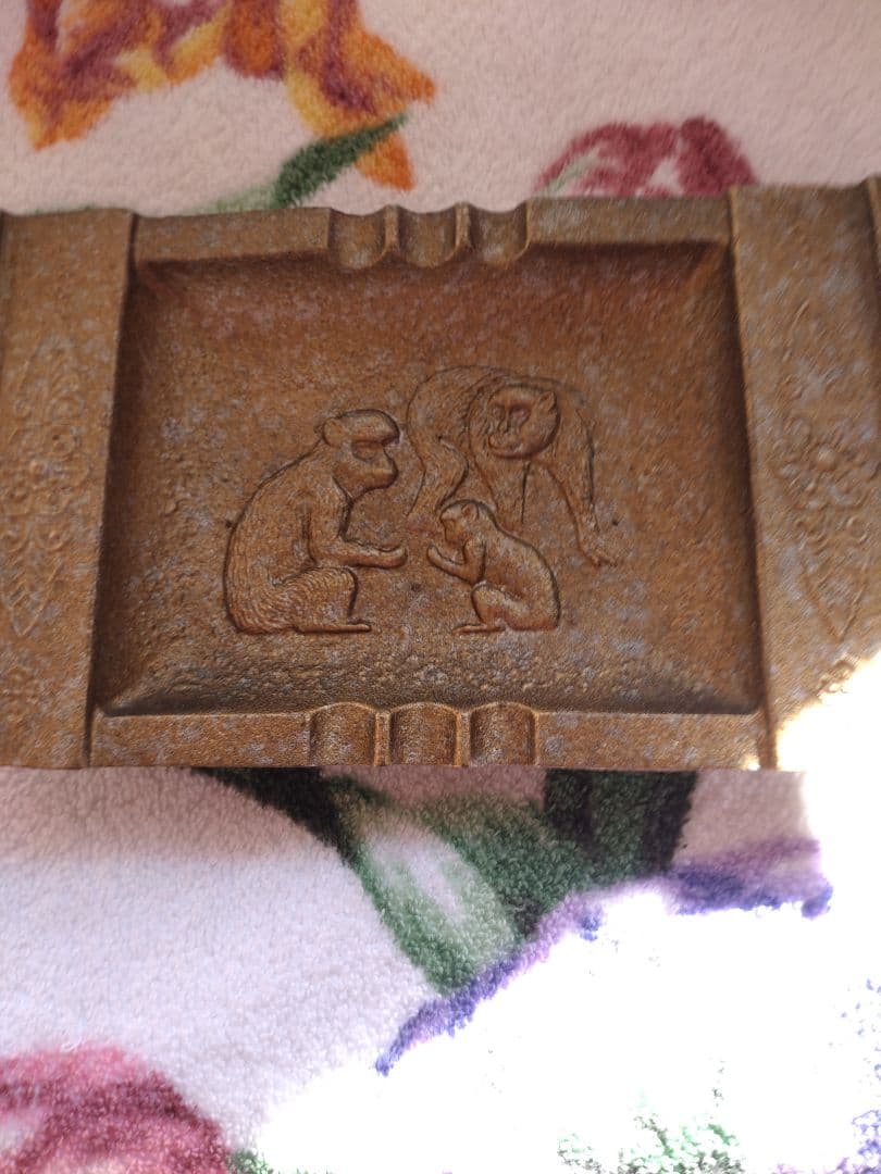 お猿さんの絵が描かれている灰皿です。