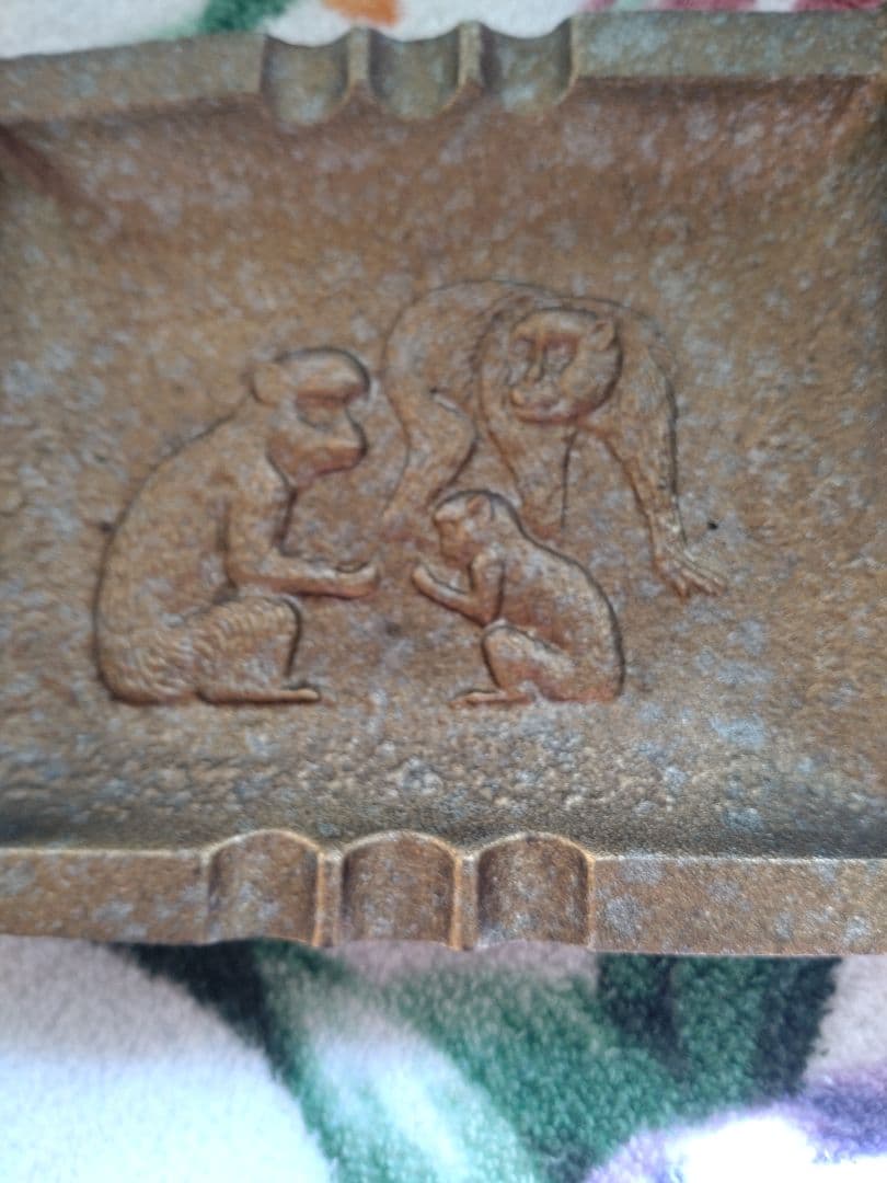 お猿さんの絵が描かれている灰皿です。