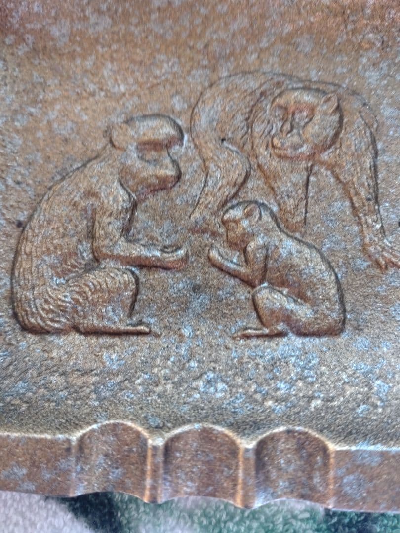 お猿さんの絵が描かれている灰皿です。