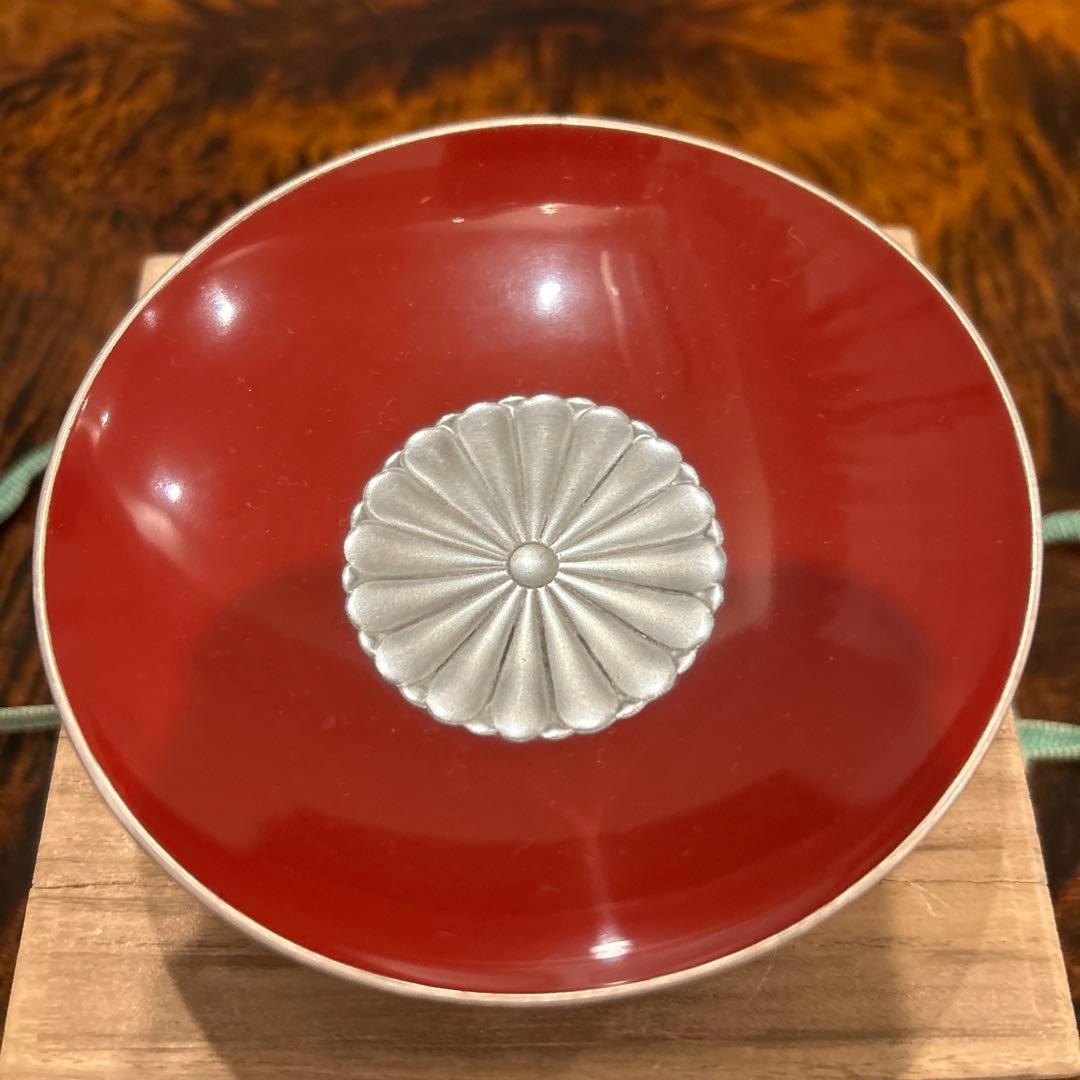 赤い漆器の椀 銀色装飾付き