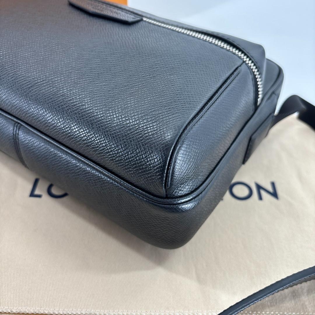 新品未使用 ルイヴィトン タイガ アウトドア メッセンジャー ショルダーバッグ