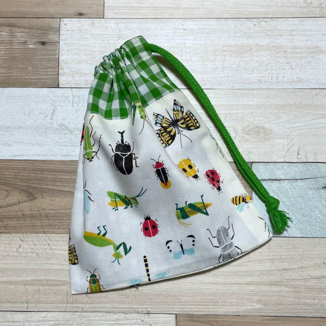 ハンドメイド★ホワイト。昆虫プリント×チェック切替片側紐出し巾着。入園グッズ