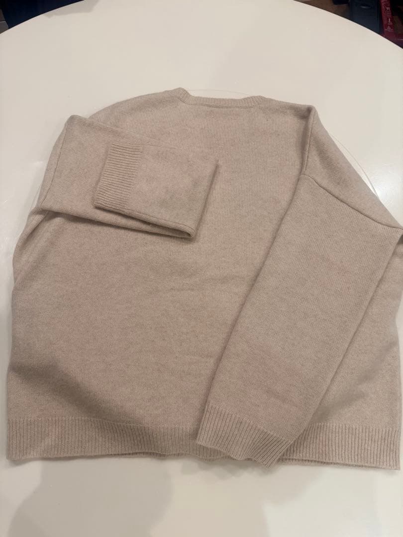 ビジュー付きMモチーフベージュニット