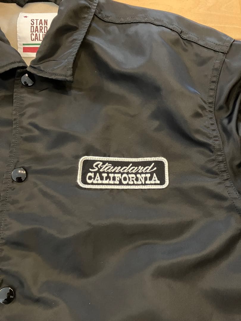 スタンダードカリフォルニア　ロゴパッチコーチジャケット