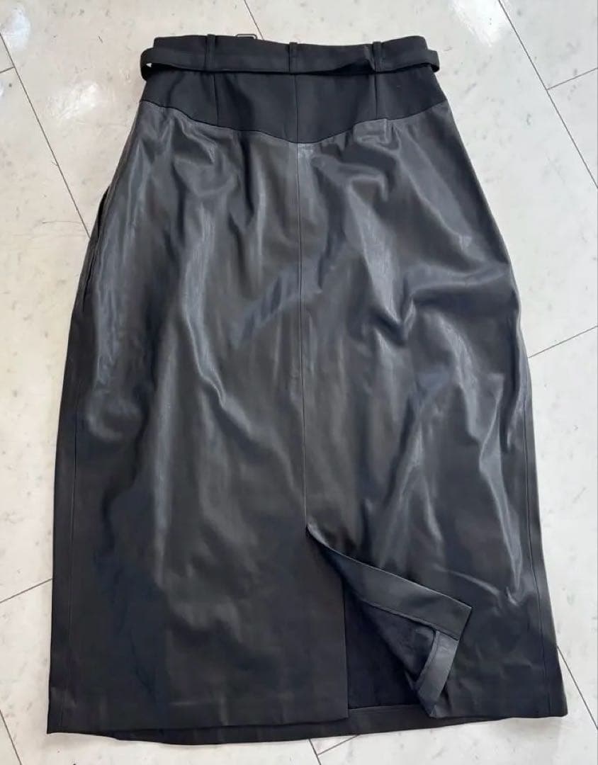 アドーアADORE フェイクレザー バルーンっぽいスカート