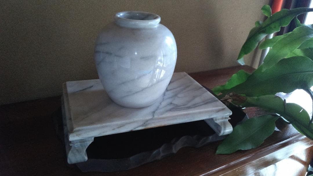 大理石のツボと台座です。用途は自由です。