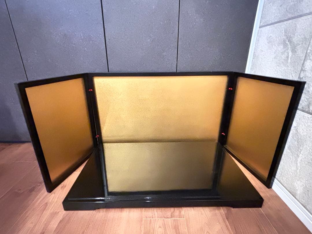 【2/8まで限定価格】【雛道具】金屏風（金沢箔　三つ折）➕黒漆飾り台セット