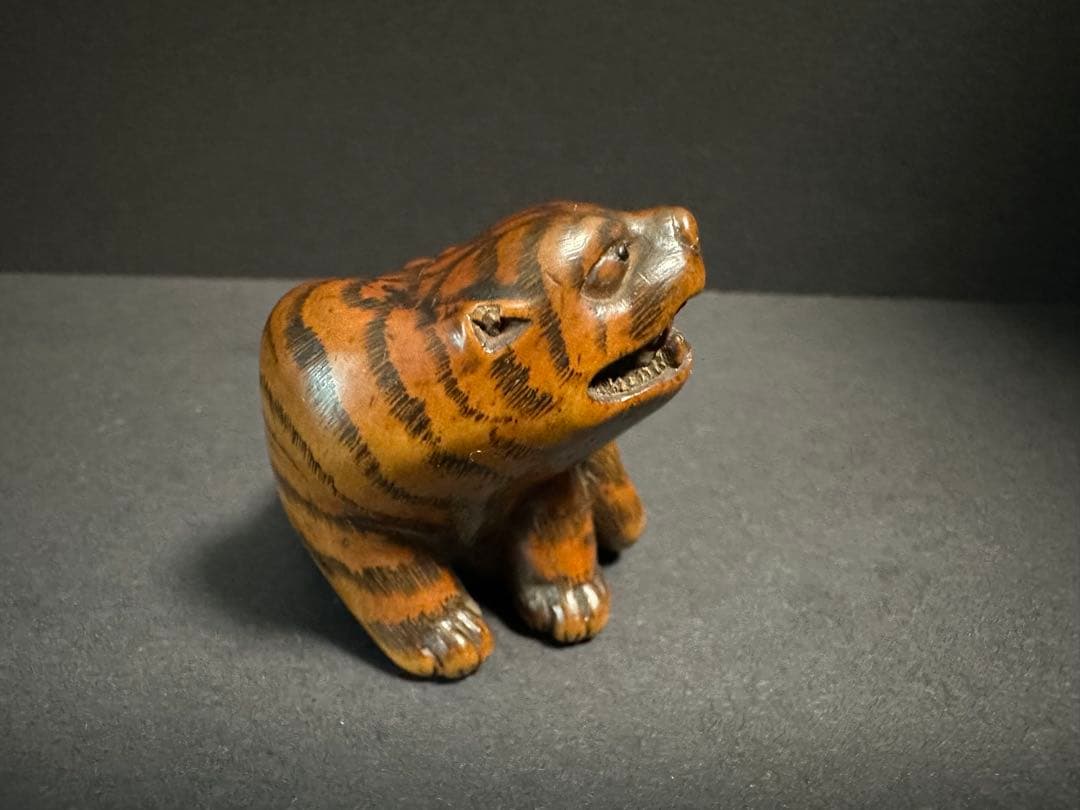 【根付(netsuke)】虎の根付　木製　江戸時代