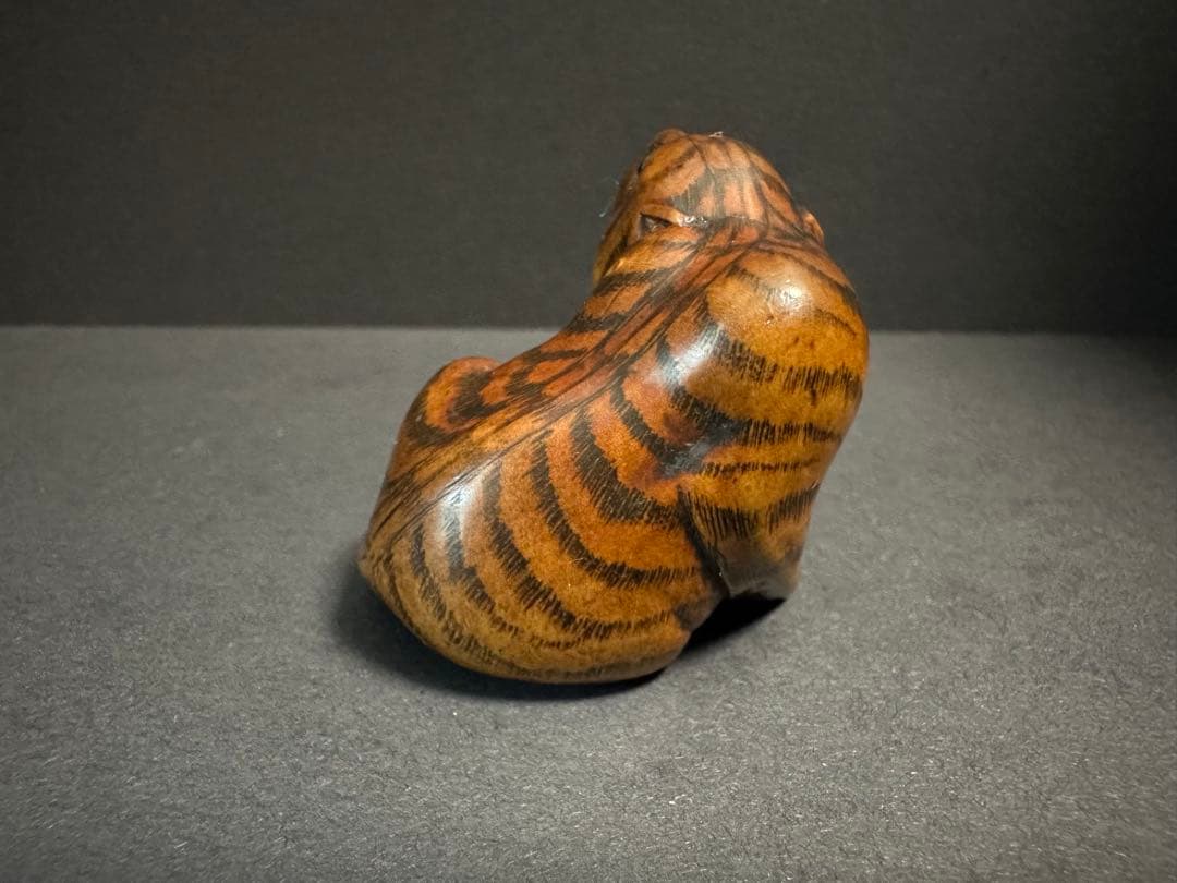【根付(netsuke)】虎の根付　木製　江戸時代