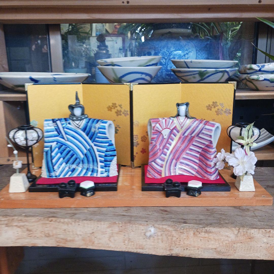 伝統的な雛人形セット 青と赤