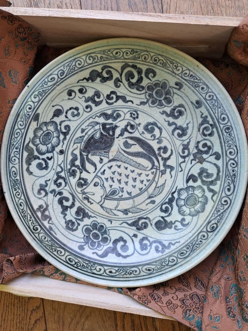 タイの古い皿　スンコロク青磁鉄絵