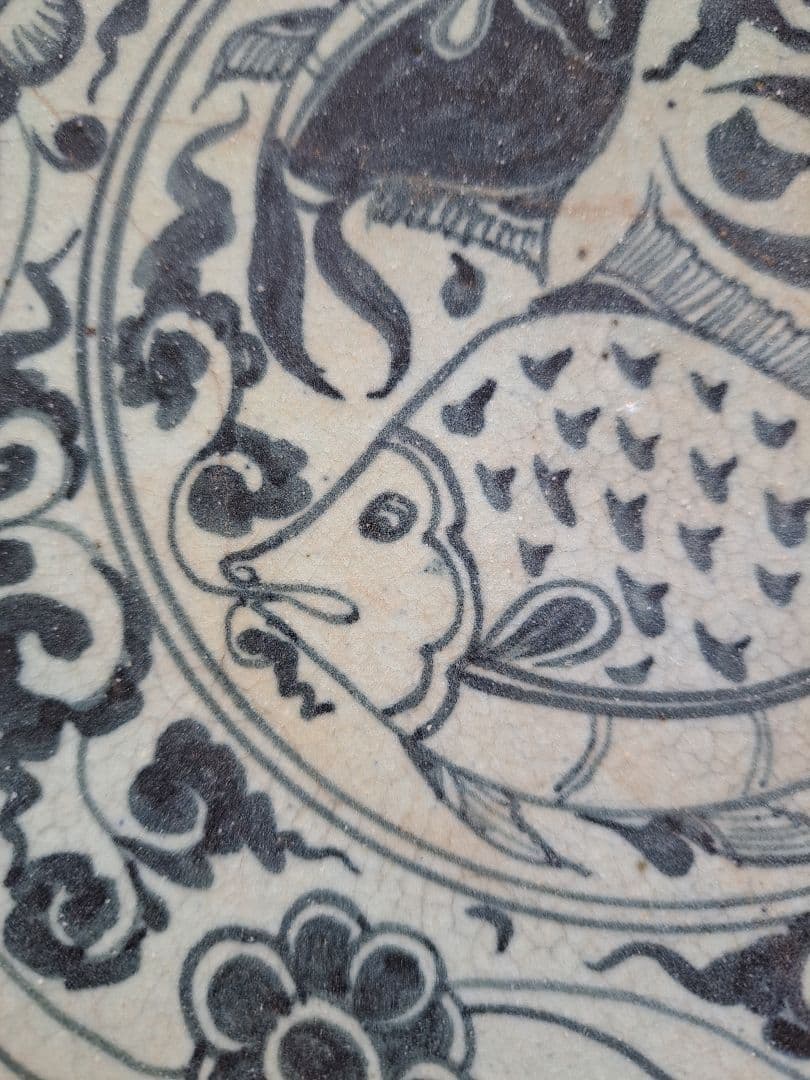タイの古い皿　スンコロク青磁鉄絵