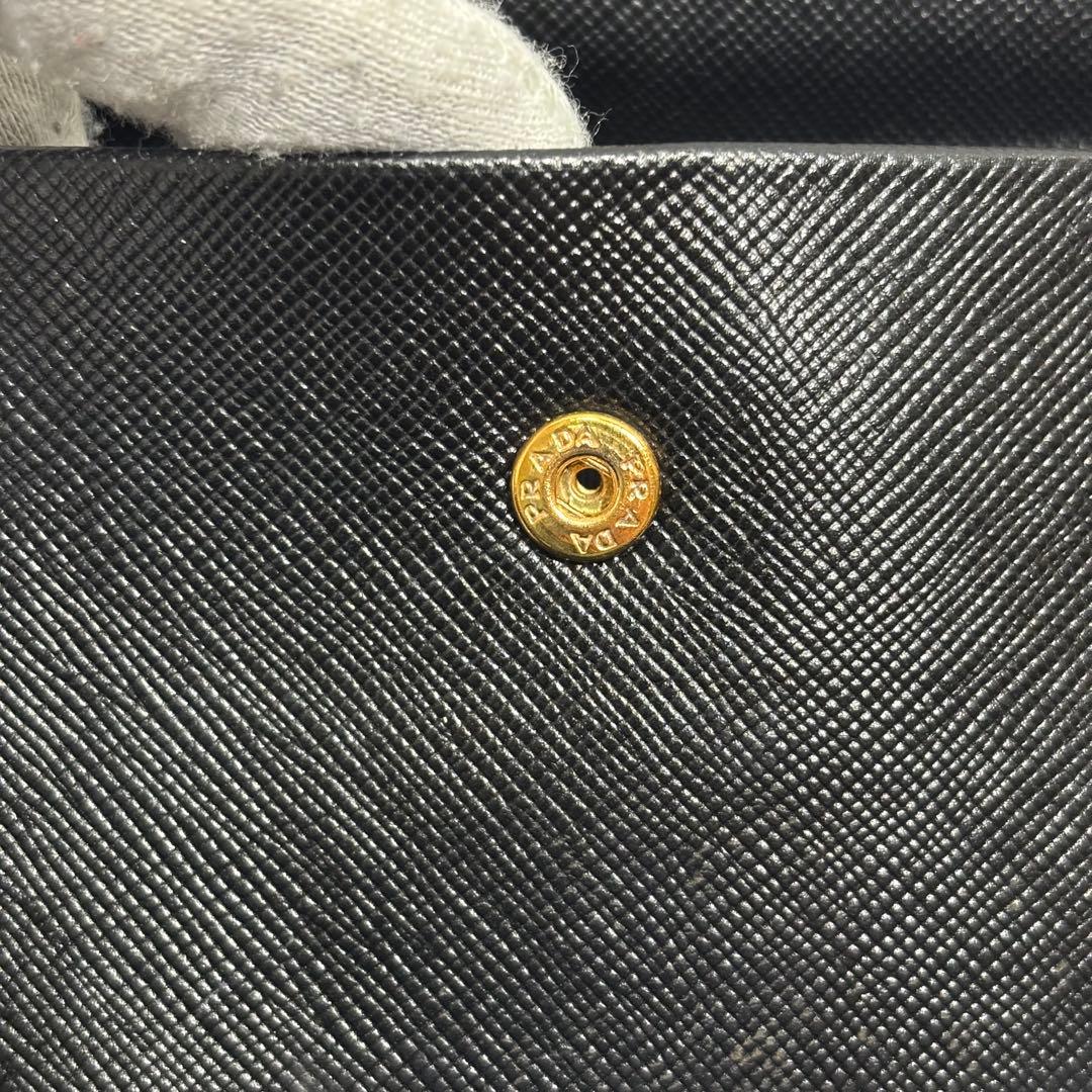 ✨美品✨ プラダ 三角ロゴ サフィアーノ 三つ折り財布 レザー プレート 黒