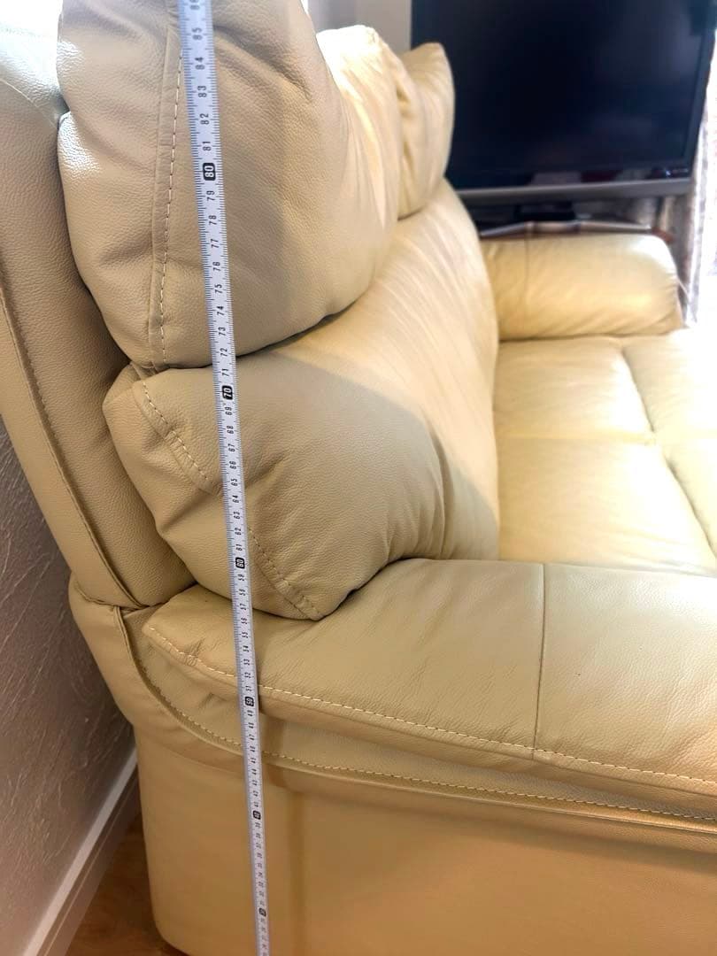 【本革】ゆったり2人掛けソファ（クリーム色・木製脚付き）