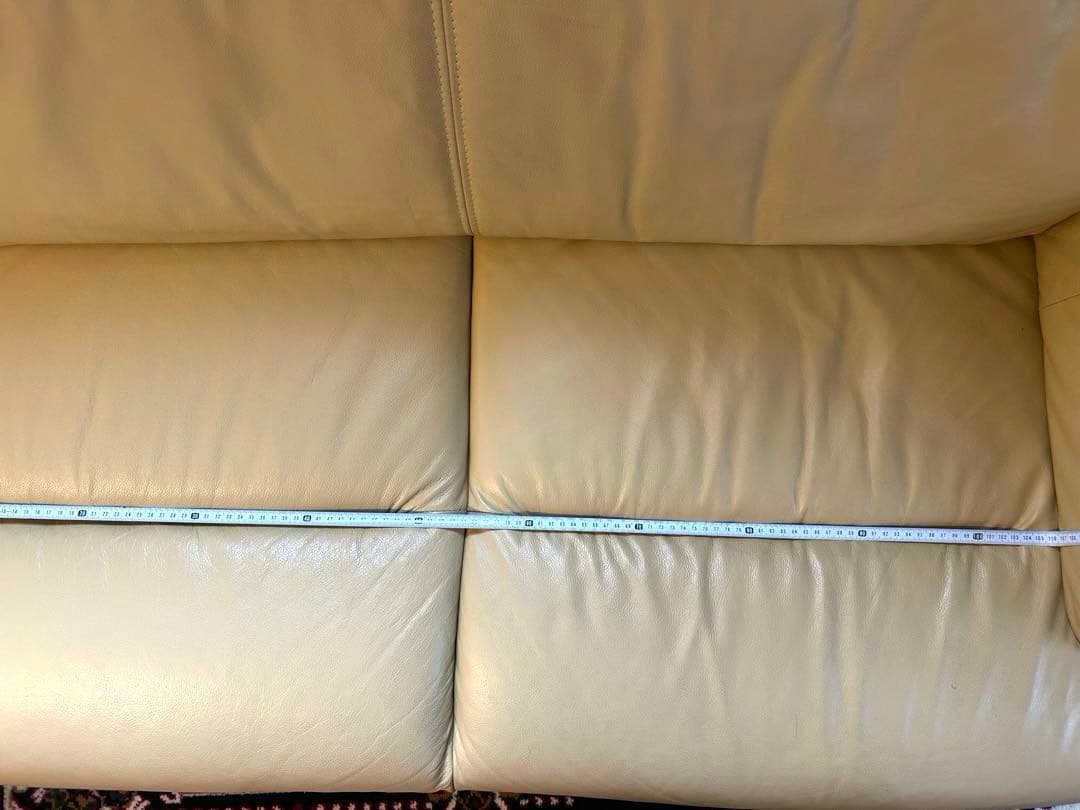 【本革】ゆったり2人掛けソファ（クリーム色・木製脚付き）