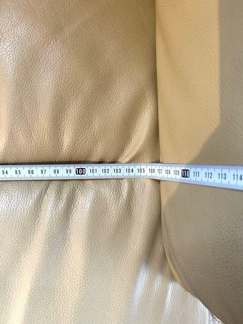 【本革】ゆったり2人掛けソファ（クリーム色・木製脚付き）