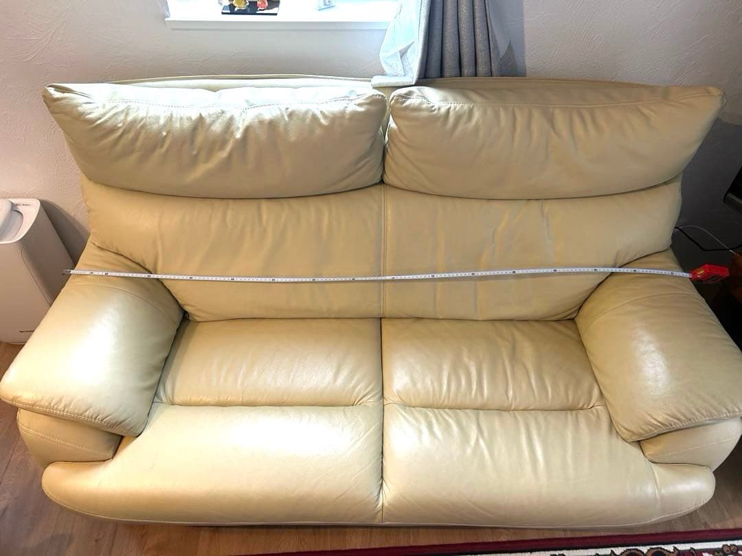 【本革】ゆったり2人掛けソファ（クリーム色・木製脚付き）