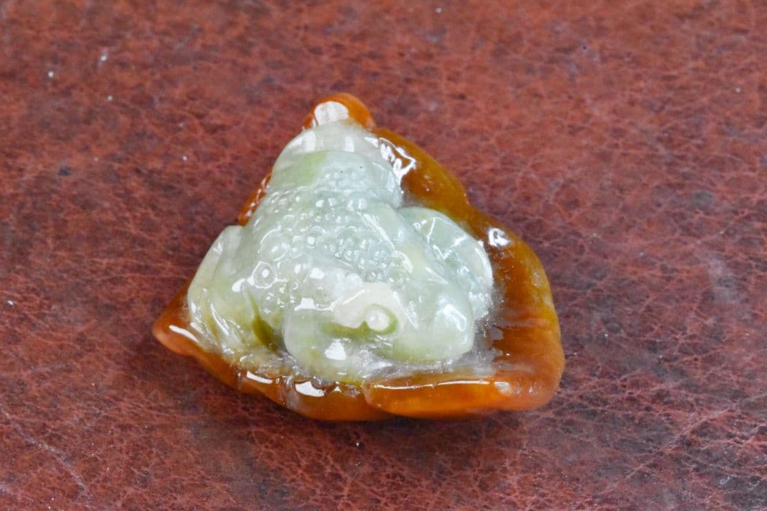 ミャンマー産 茶白翡翠カエルカービング