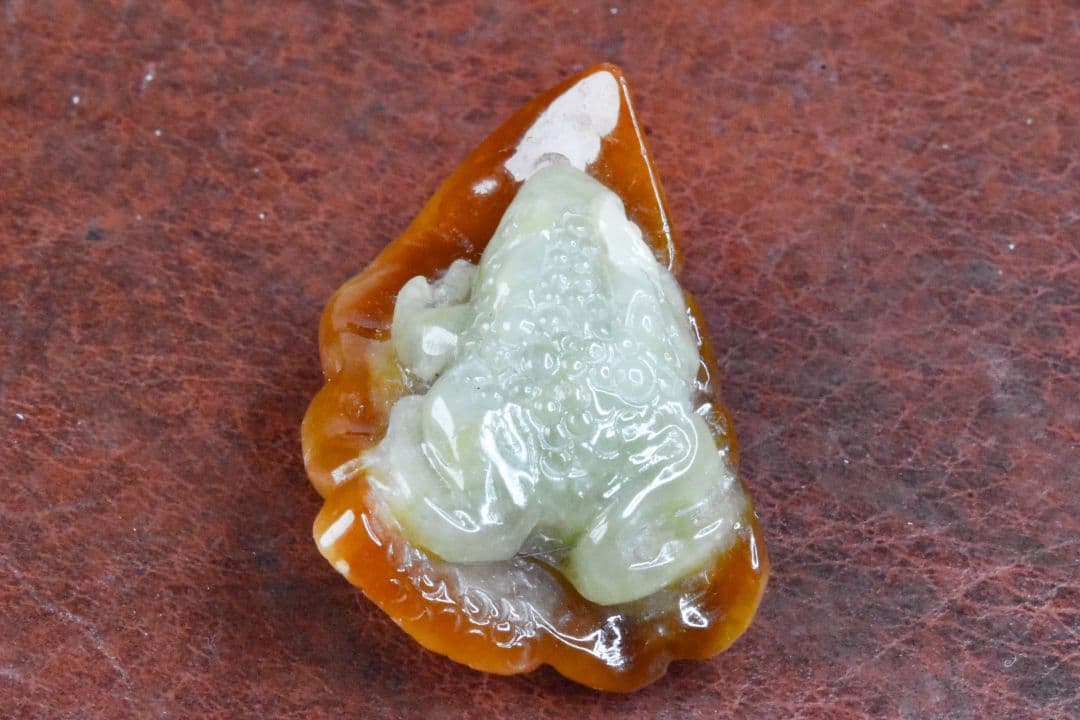 ミャンマー産 茶白翡翠カエルカービング